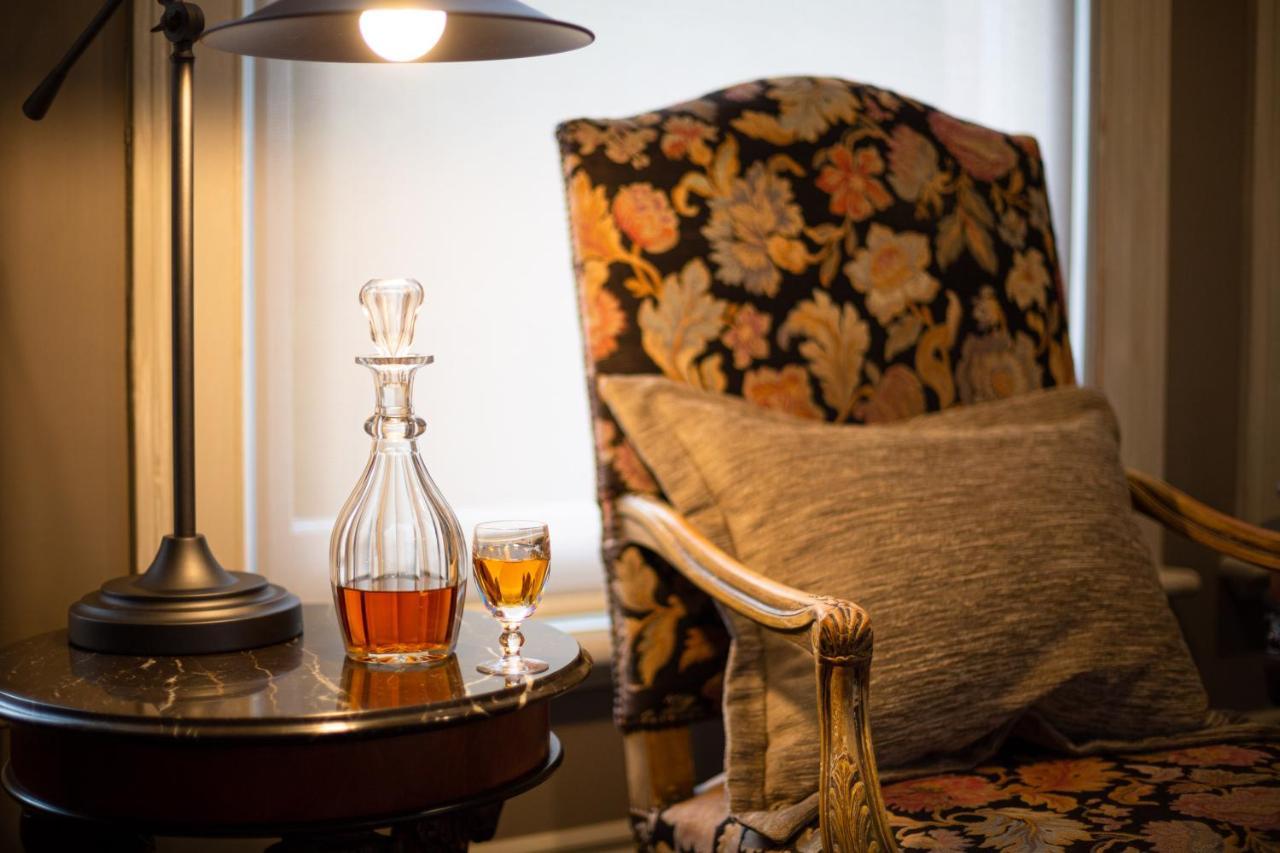 The Rivulet Bed and Breakfast Sandy Bay Buitenkant foto A bottle of cognac