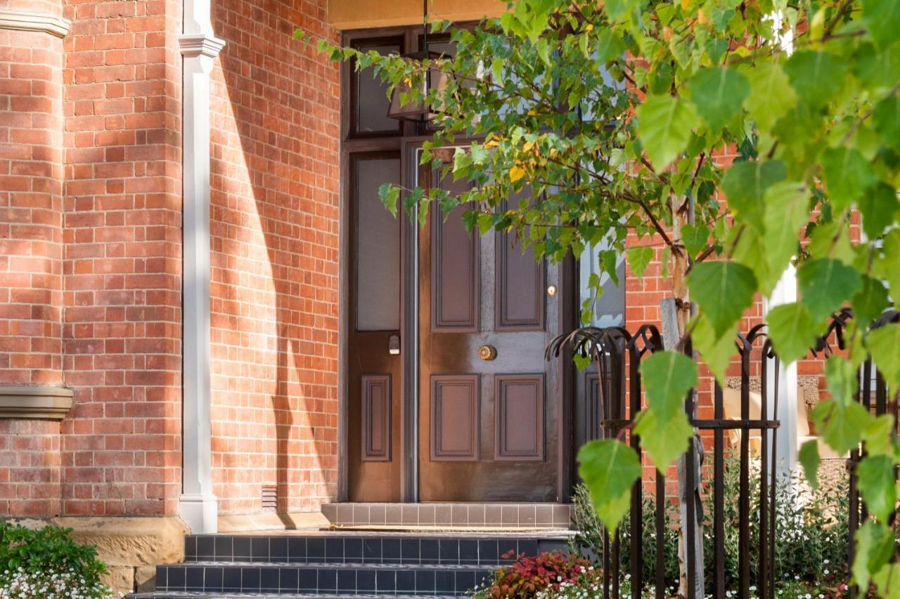 The Rivulet Bed and Breakfast Sandy Bay Buitenkant foto A typical front door