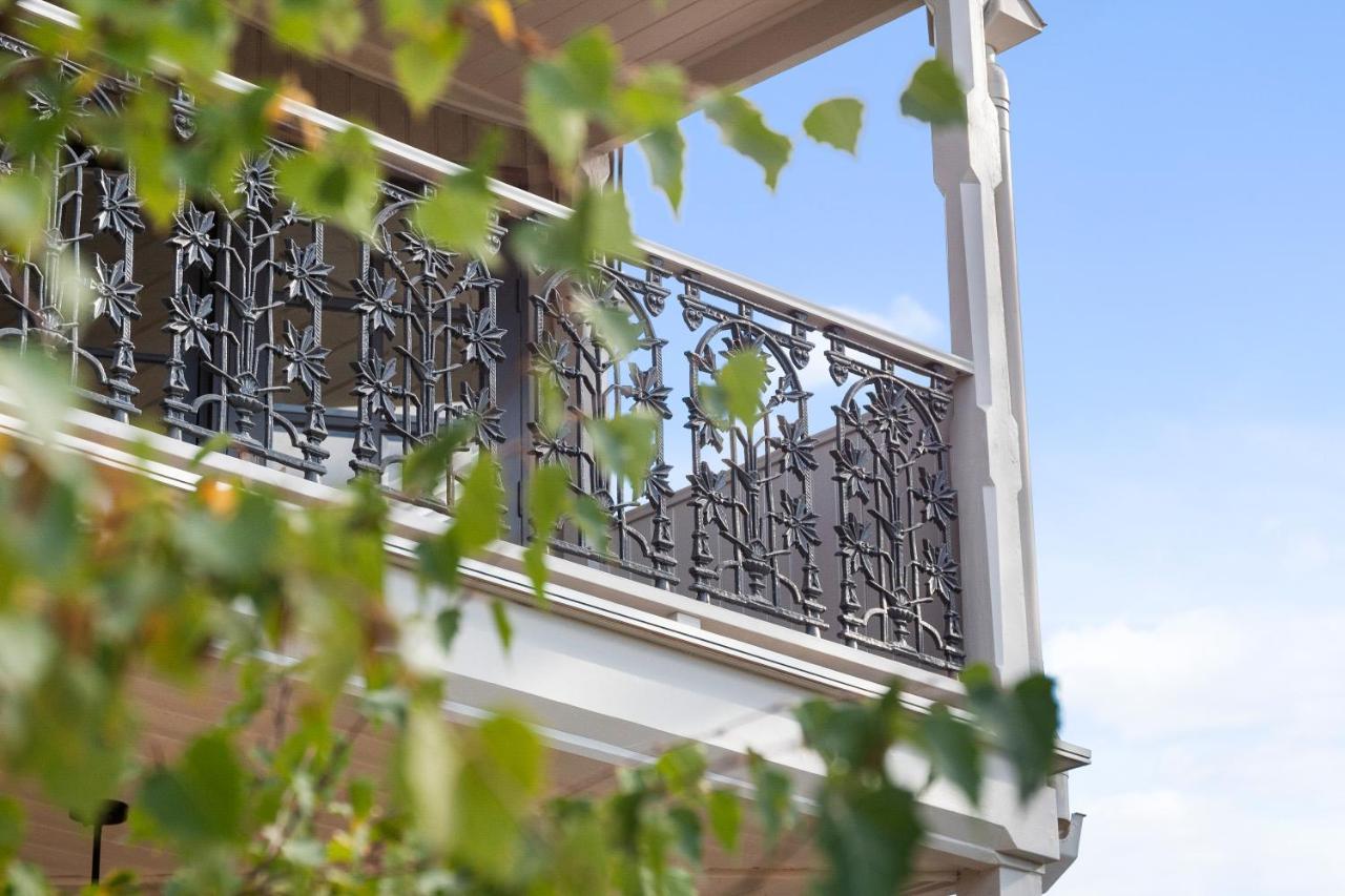 The Rivulet Bed and Breakfast Sandy Bay Buitenkant foto Ironwork on the balcony of the house