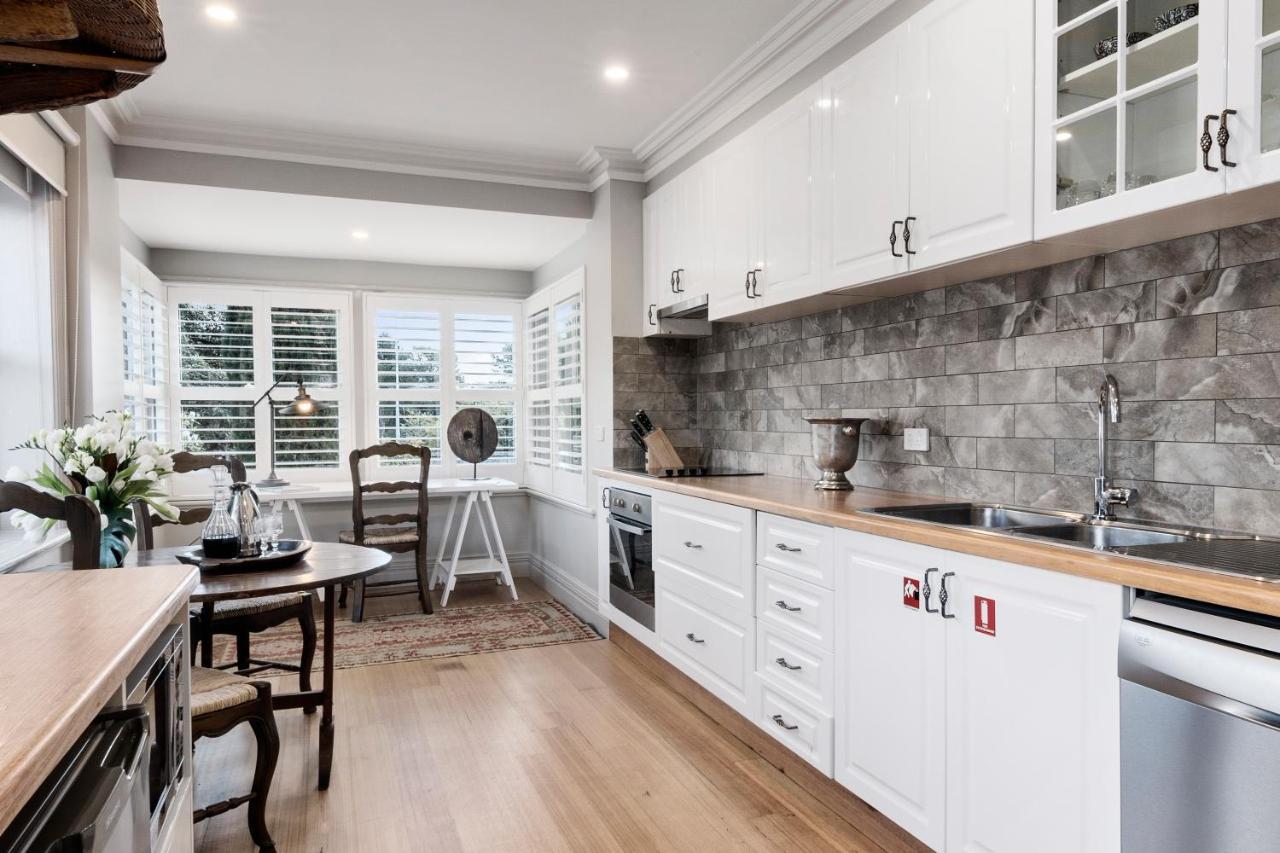 The Rivulet Bed and Breakfast Sandy Bay Buitenkant foto A modern Australian kitchen