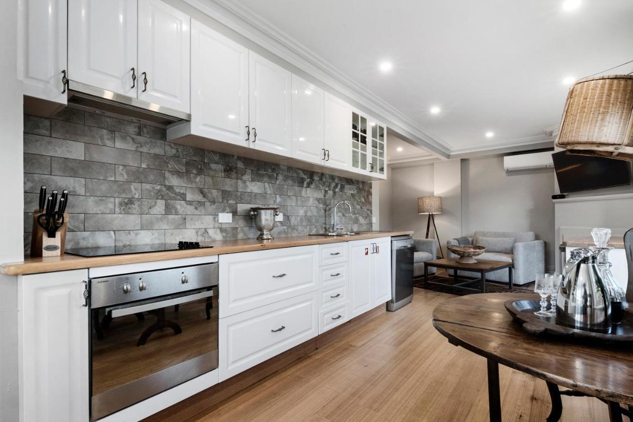 The Rivulet Bed and Breakfast Sandy Bay Buitenkant foto A modern Australian kitchen